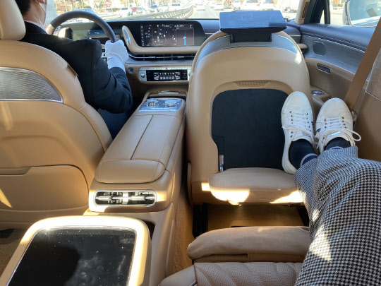 제네시스 G90 2열 레스트(REST) 모드에서 다리를 뻗고 앉은 모습. 장우진 기자